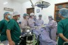 Các bác sỹ Trung tâm Y tế huyện Lạc Thủy thực hiện ca mổ nội soi "cắt u nang buồng trứng" dưới sự hướng dẫn trực tiếp của các bác sỹ Bệnh viện Đa khoa tỉnh.