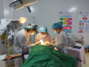 BS: Phạm Nguyễn Anh Tuấn - Phó trưởng khoa mắt Bệnh viện Đa khoa tỉnh, cùng kíp phẫu thuật mộng, quặm tại TTYT Lạc Thủy