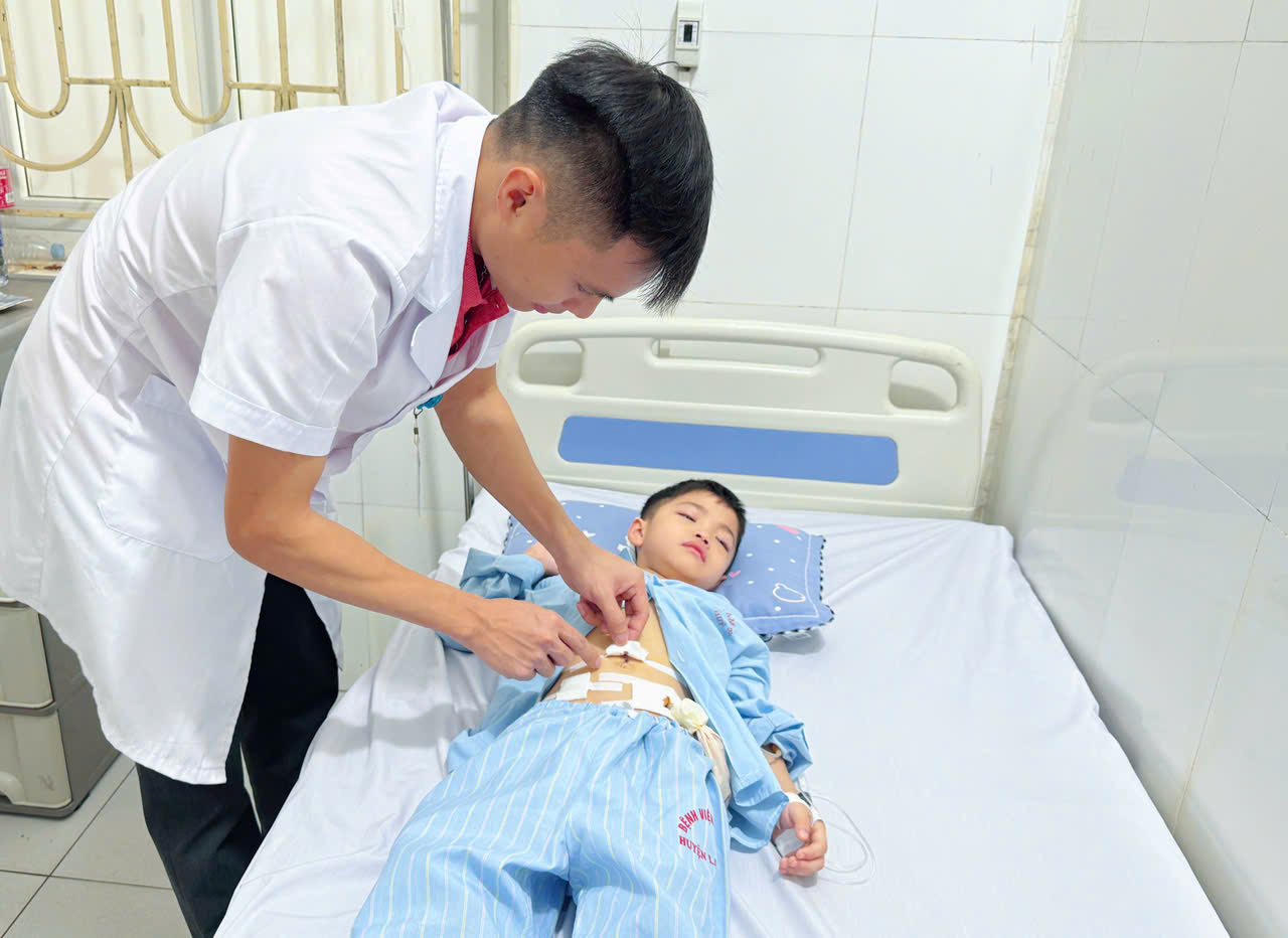 TTYT KHU VỰC LẠC THỦY PHẪU THUẬT KỊP THỜI CHO BỆNH NHI 7 TUỔI BỊ VIÊM RUỘT THỪA CẤP